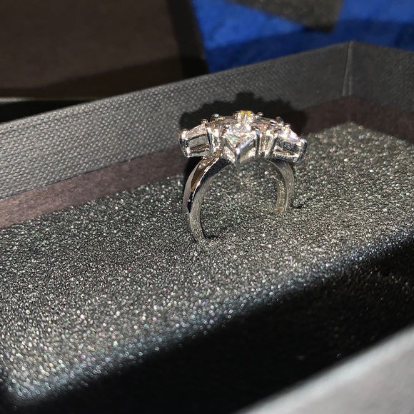 JEWEL MINT size 7 stainless flower ring - Picture 4 of 6